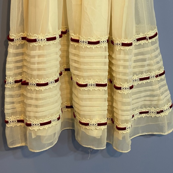 Vintage Handmade Girls Dress Ivory w/ Green Velvet Ribbon and Lace - Picture 6 of 9